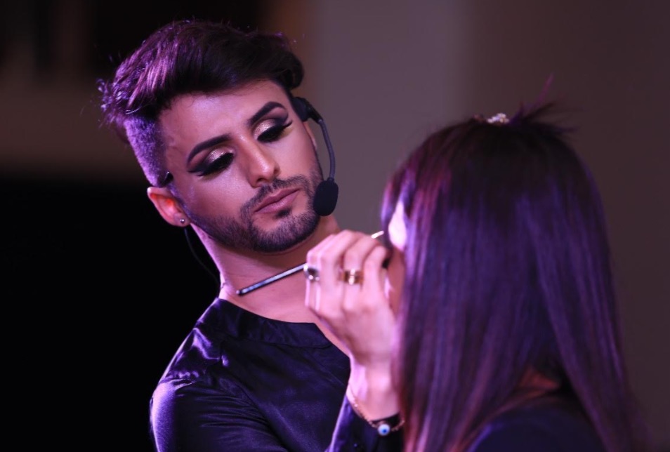 Sucesso nas redes sociais, maquiador Agustin Fernandez realiza talk show em Manaus