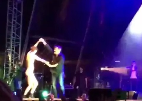 Banda tem palco de show invadido por fã nu. Veja vídeo 