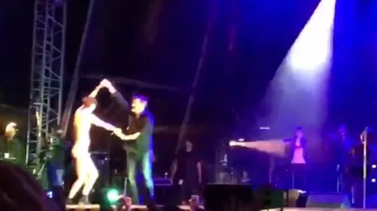 Banda tem palco de show invadido por fã nu. Veja vídeo 