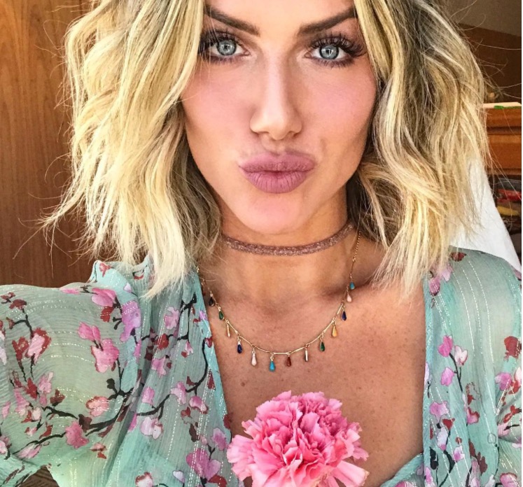 Jornalista da GloboNews deixa comentário atrevido em foto de Giovanna Ewbank de topless