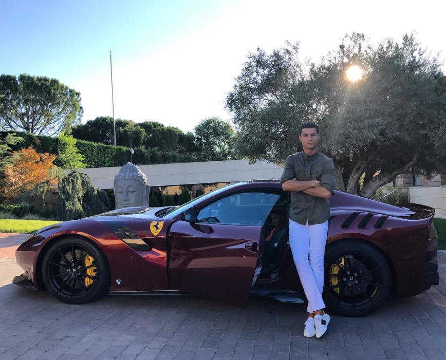 Cristiano Ronaldo ostenta nova Ferrari na web