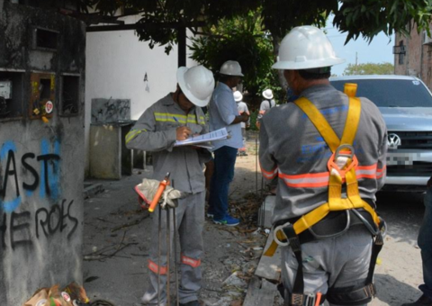 22 casas são flagradas com 'gatos' de energia durante operação em Manaus