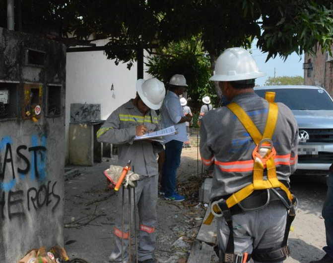 22 casas são flagradas com 'gatos' de energia durante operação em Manaus