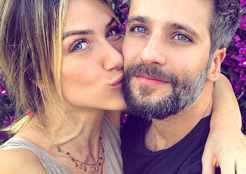 Após elogio indiscreto de jornalista, Gagliasso posta foto sexy de Gio Ewbank: 'minha'