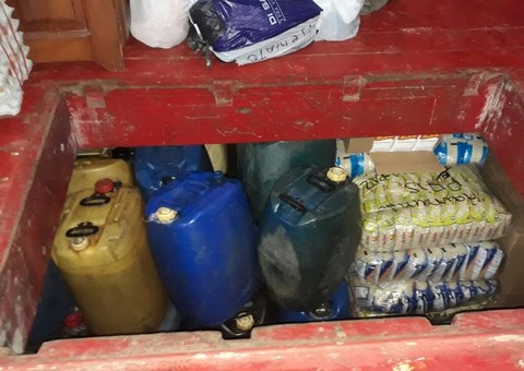 Após denúncia, embarcação é apreendida por transportar gasolina com passageiros em Manaus