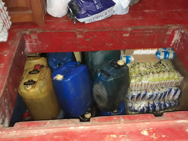 Após denúncia, embarcação é apreendida por transportar gasolina com passageiros em Manaus