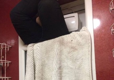 Mulher joga fezes pela janela no primeiro encontro romântico e se dá mal