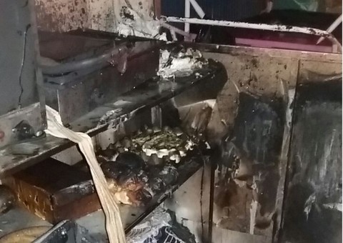 Lanchonete é destruída durante incêndio em Manaus