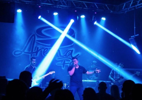 Festa Moose Lounge grava sua primeira coletânea de sucessos nesta sexta