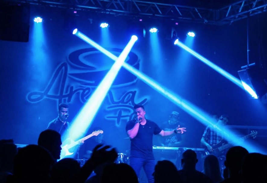 Festa Moose Lounge grava sua primeira coletânea de sucessos nesta sexta