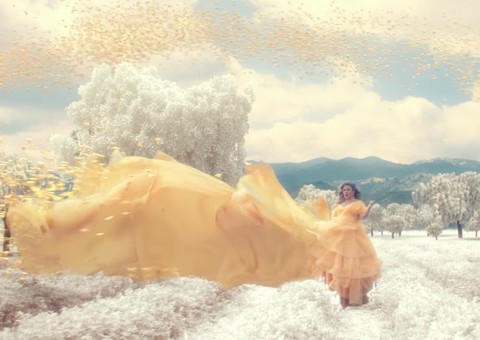 Kelly Clarkson ressurge com duas novas músicas e clipe; veja