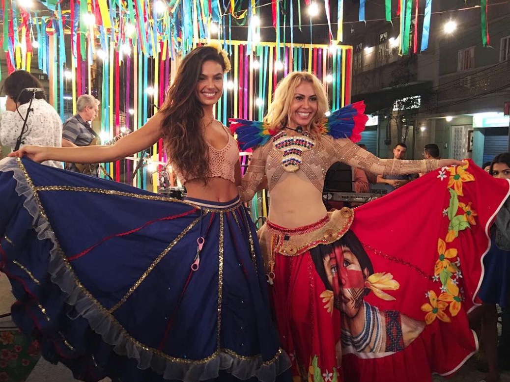 Com barriguinhas de fora, Ísis Valverde e Joelma posam juntas: 'diva do Pará'