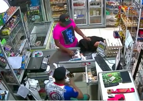 Na frente do pai, menina é feita refém durante assalto a mercadinho em Manaus