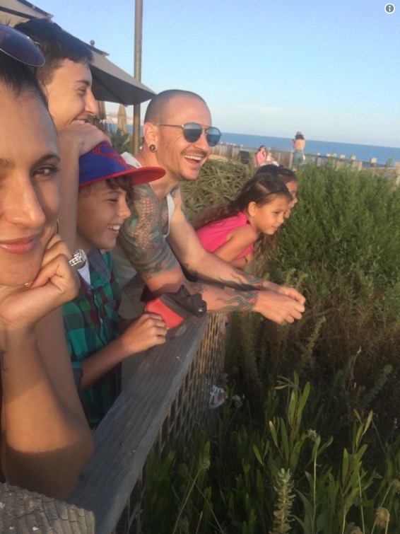 Viúva de Chester Bennington compartilha foto da família tirada dias antes do suicídio do cantor