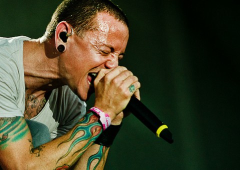 Viúva de Chester Bennington compartilha foto da família tirada dias antes do suicídio do cantor
