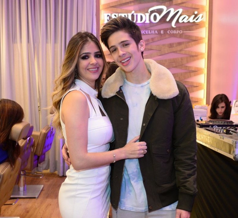 Com cara de 'novinha', mãe de João Guilherme impressiona por semelhança com herdeiro