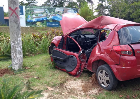 Ao desviar de buraco, mulher perde controle do carro e colide com poste em Manaus