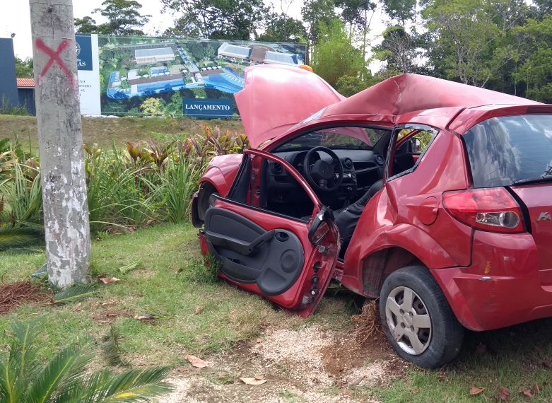 Ao desviar de buraco, mulher perde controle do carro e colide com poste em Manaus