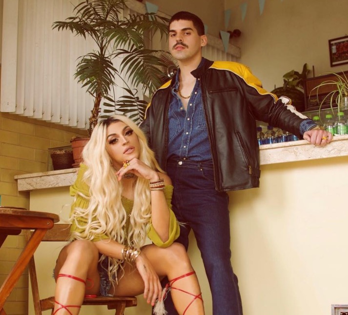  Pabllo Vittar e Mateus Carrilho dão beijo caliente em palco e surpreendem fãs