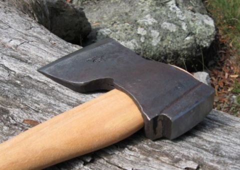 Homem tenta agredir esposa com machado em Manaus