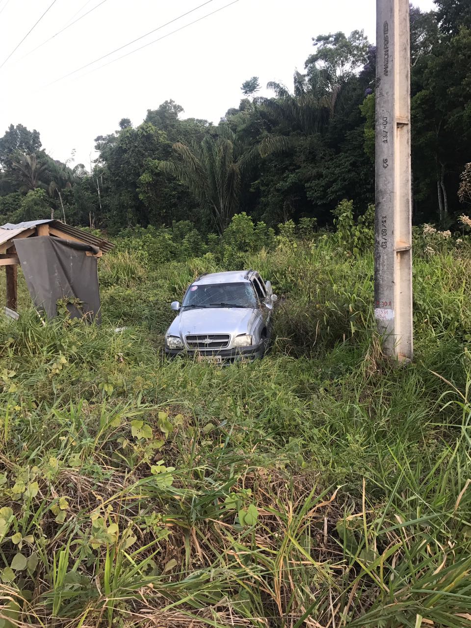 Homem morre ao ser arremessado para fora de carro durante capotamento no AM