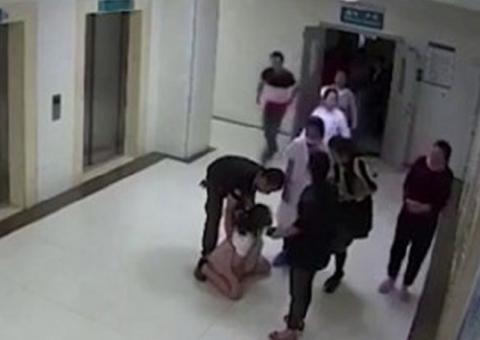 Mulher dando à luz implora para fazer cesária a família, eles recusam e o pior acontece