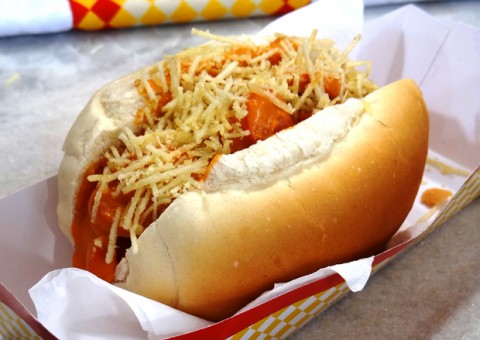 Criança tem parada cardíaca ao comer cachorro-quente