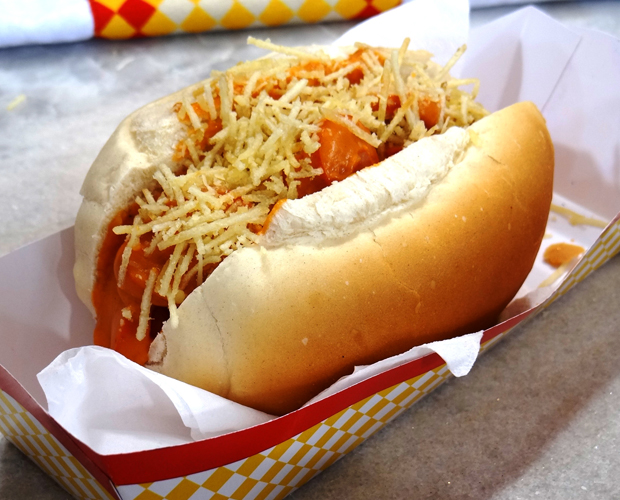 Criança tem parada cardíaca ao comer cachorro-quente