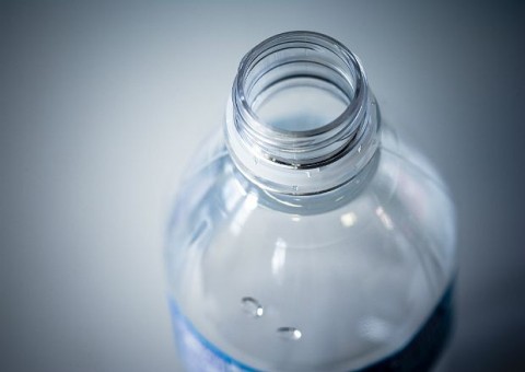 Alunas dão água da privada para professora e o motivo é inacreditável