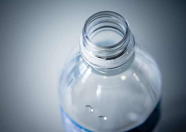 Alunas dão água da privada para professora e o motivo é inacreditável