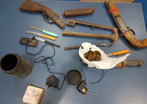 No Amazonas, armas, drogas e celulares são encontrados escondidos em presídio