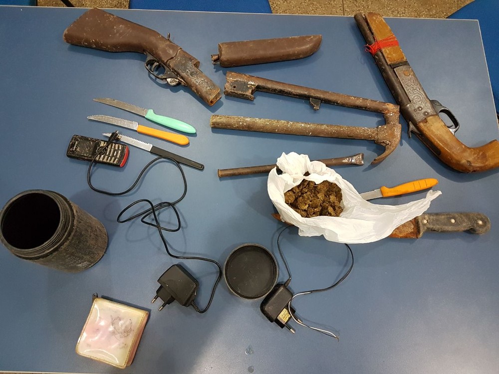 No Amazonas, armas, drogas e celulares são encontrados escondidos em presídio