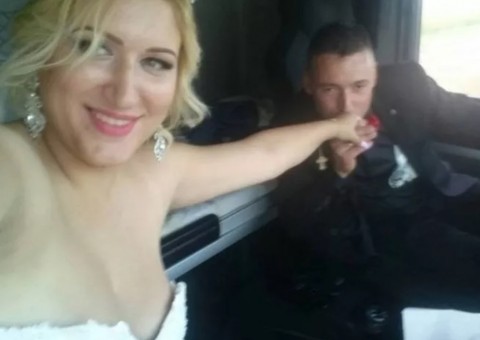 Ousada, noiva usa bonecos fazendo sexo em cima do bolo e surpreende 