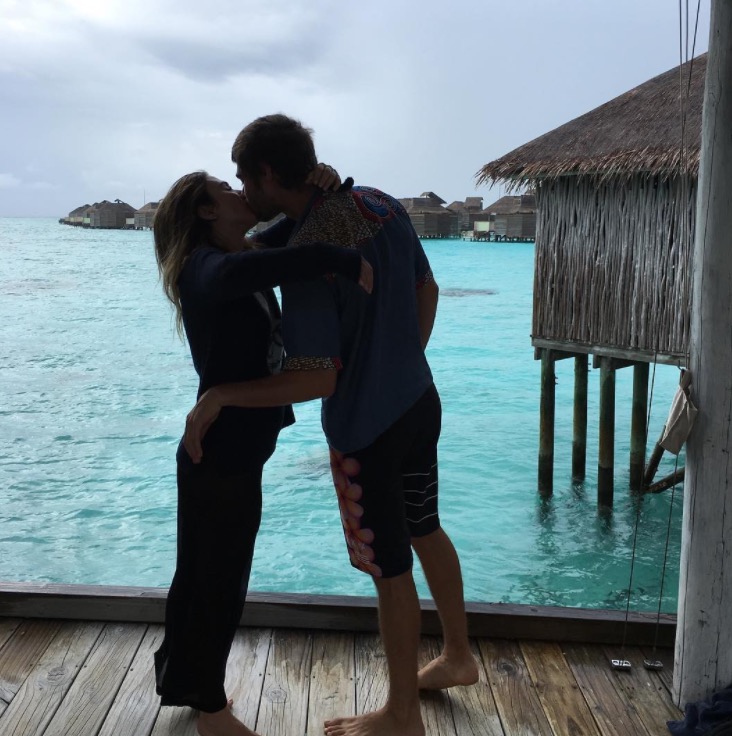 Apaixonada, Tatá Werneck posta foto em que aparece aos beijos com Rafael Vitti