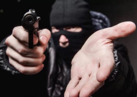 Homem com fone de ouvidos não percebe assalto e é baleado em ônibus na Avenida Brasil 