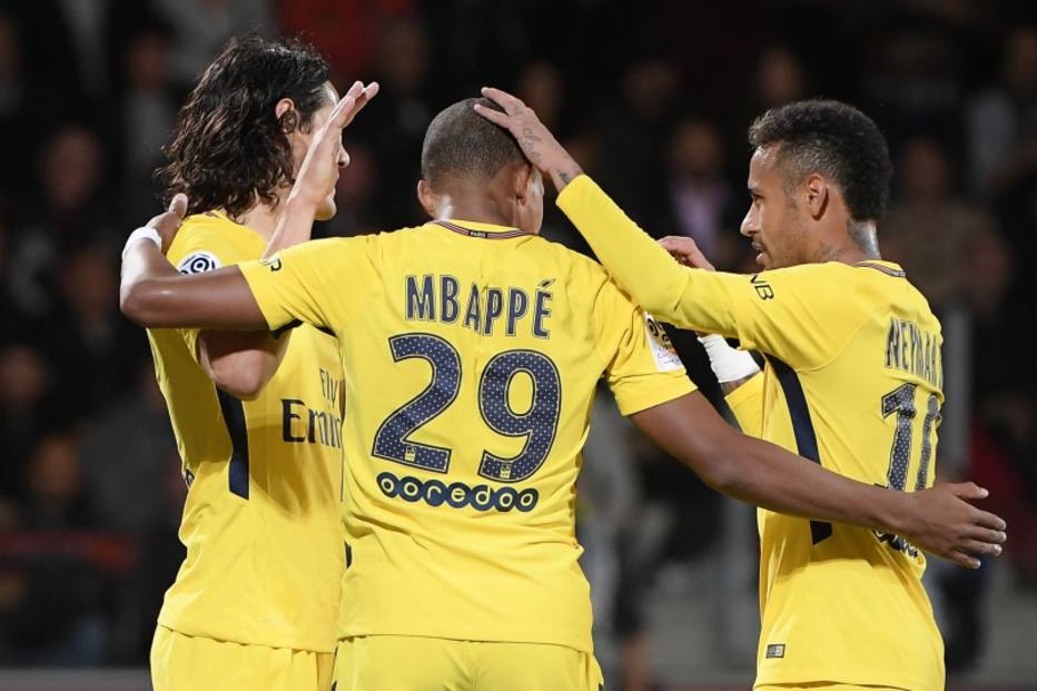 Com gols de Neymar e do estreante Mbappé, PSG goleia o lanterna