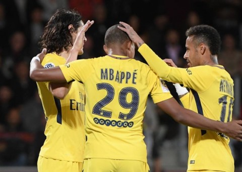 Com gols de Neymar e do estreante Mbappé, PSG goleia o lanterna