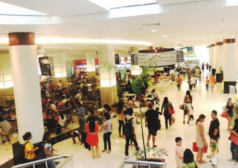Shopping de Manaus distribui presentes para frequentadores na Promoção do Dia do Cliente