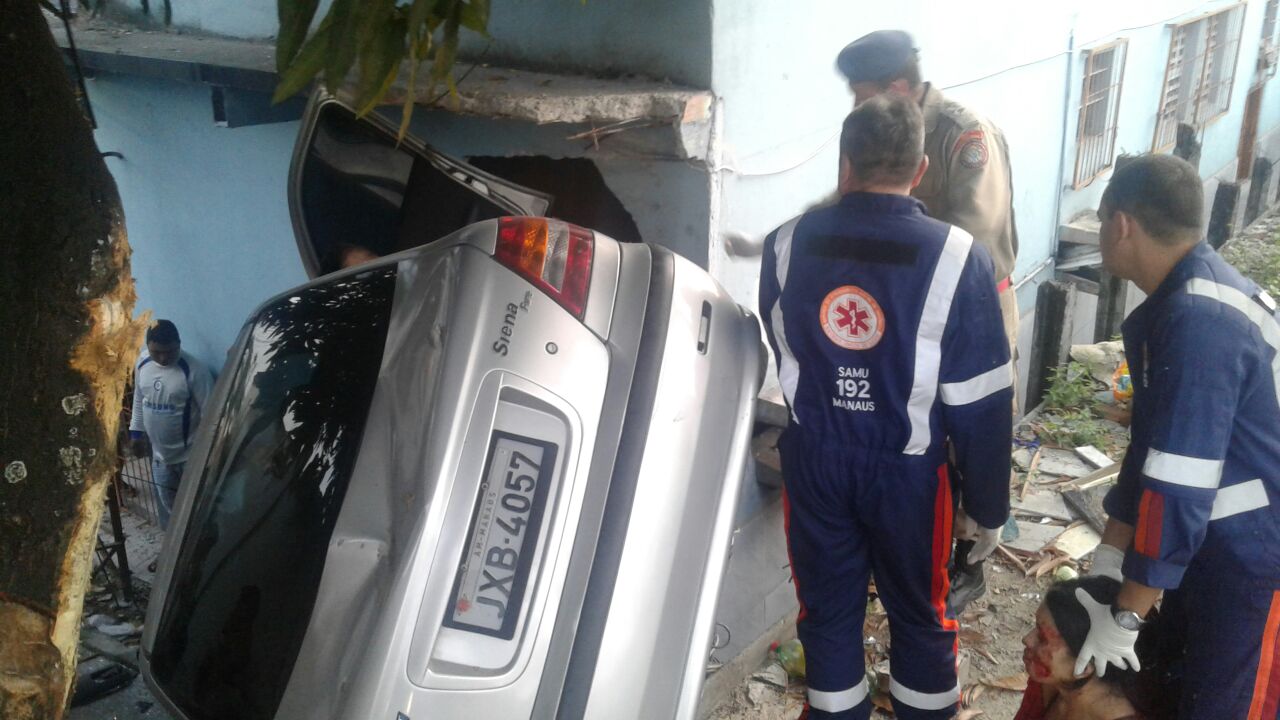 Carro colide com muro de casa e dois ficam feridos em Manaus