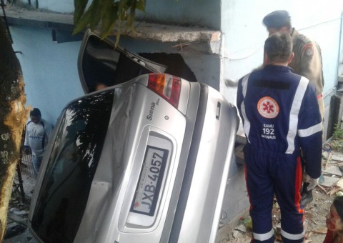 Carro colide com muro de casa e dois ficam feridos em Manaus