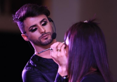 Agustin Fernandez realiza talk show gratuito sobre maquiagem em Manaus