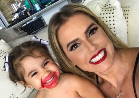 Deborah Secco dá alfinetada em Sandy ao falar sobre exposição da filha