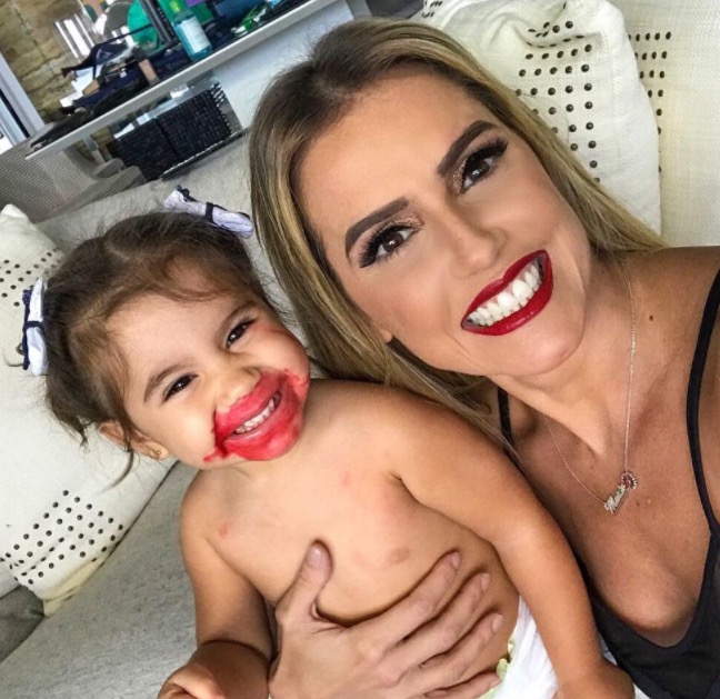 Deborah Secco dá alfinetada em Sandy ao falar sobre exposição da filha