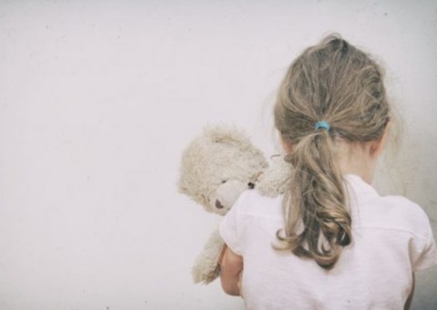 Criança de 7 anos é estuprada dentro de escola e zelador é o principal suspeito 