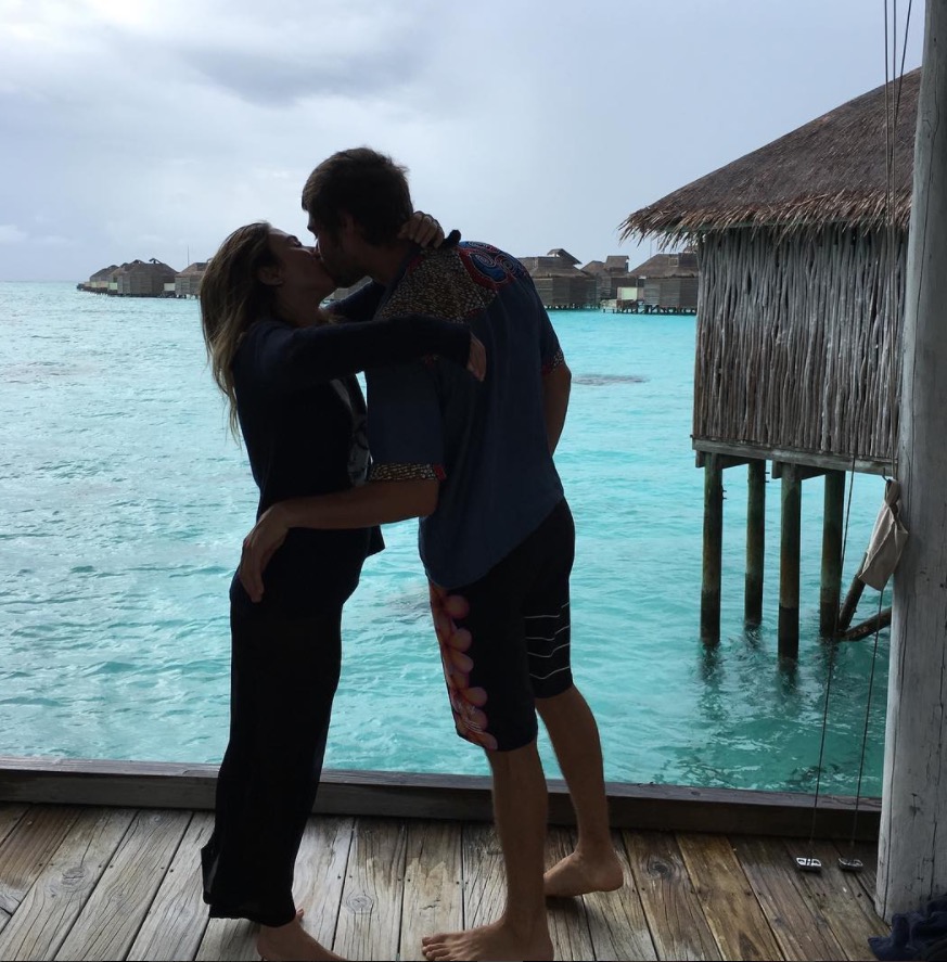  Tatá Werneck dá no olho após internauta perguntar se ela bancou viagem de namorado