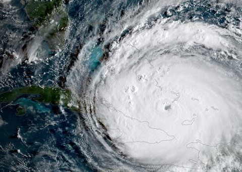 Furacão Irma deixa a costa cubana em direção aos EUA 