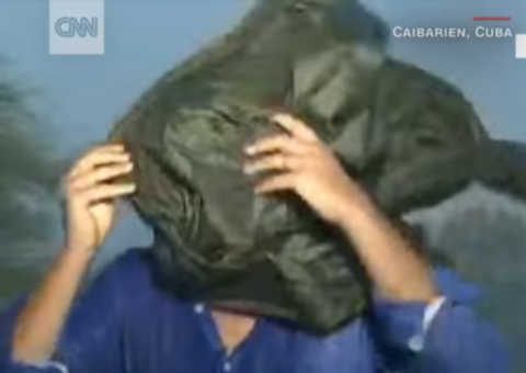 Repórter da CNN quase é levado por furacão Irma ao vivo; veja vídeo