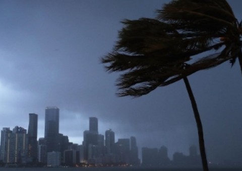 Furacão Irma é elevado à categoria quatro enquanto se aproxima da Flórida 