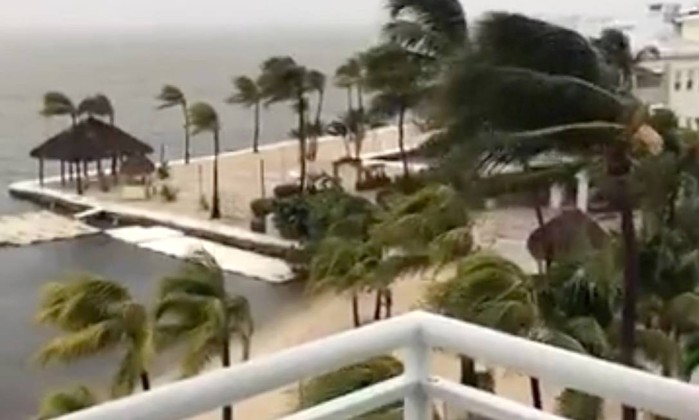 O olho do furacão Irma já atinge as ilhas do sul da Flórida  