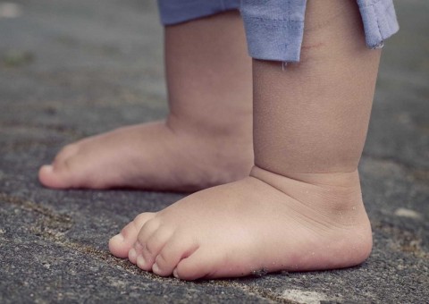 Bebê é atingido na cabeça por bala perdida e fica em estado grave no Acre